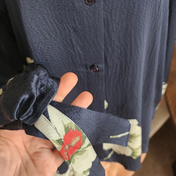 Vince 100% Silk Blue Floral Button Up Collar Shirt Sz. S - Picture 8 of 10